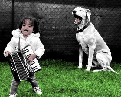 Zingend kind met hond
