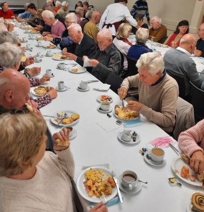 Senioren ontbijten aan tafel